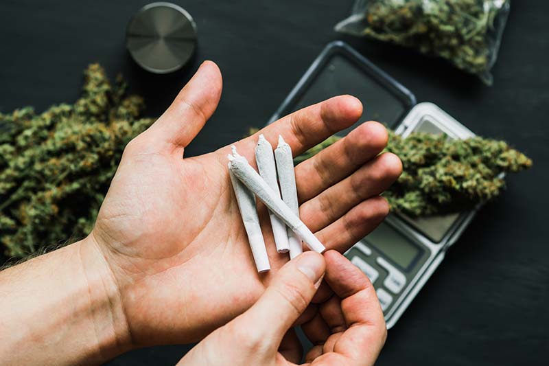 smoke-hash-in-a-blunt-or-spliff smoke hash in a blunt or spliff